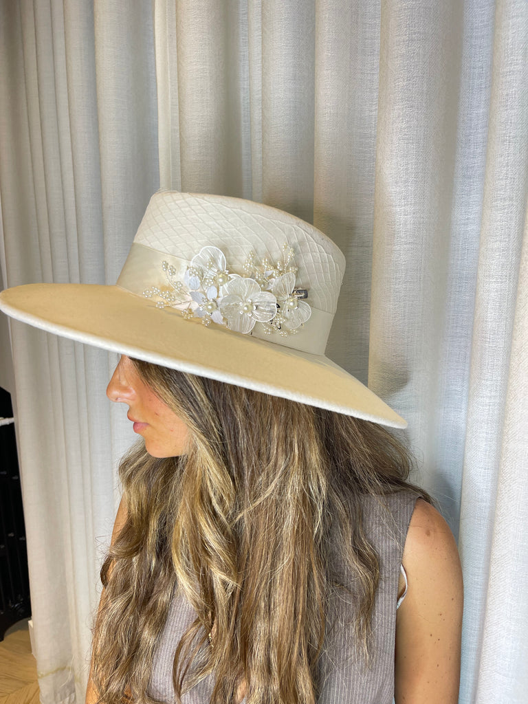 Grand canotier blanc en laine mariage résille broche fleurs modèle Virginie 