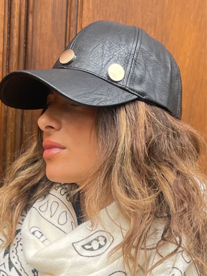 Ouvrir l&#39;image dans le diaporama, Casquette similicuir boutons - Modèle Sacha
