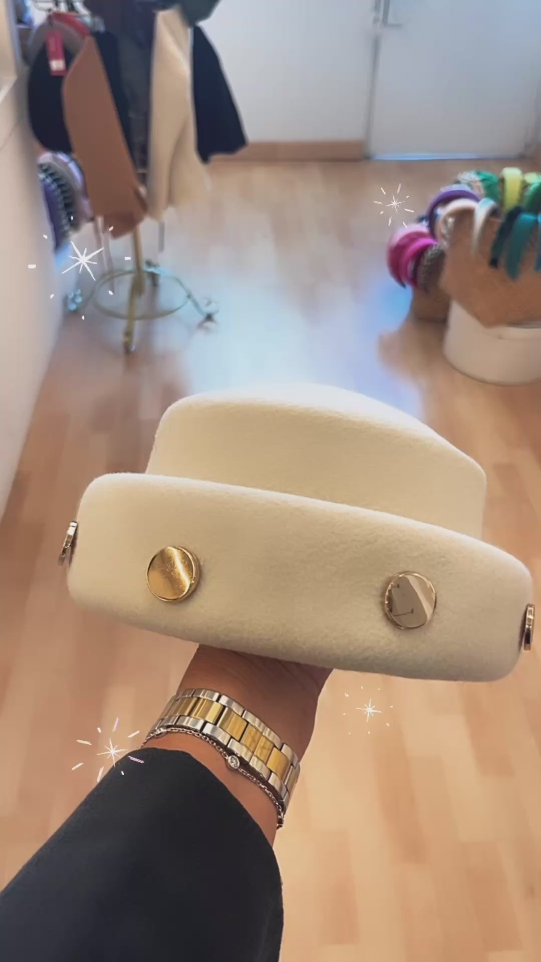 Chapeau blanc mariage 
Modèle Olivia 
Petit Chapeau rond boutons or