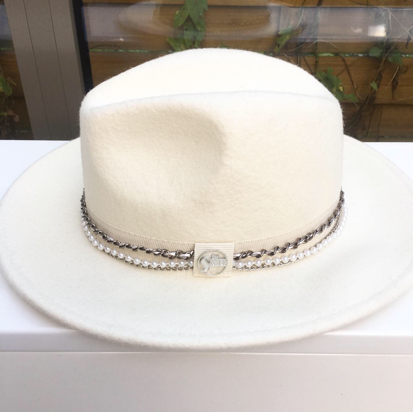 chapeau fedora inspiration chanel avec trio de chaines perles couvre chef modele Liv by saje
