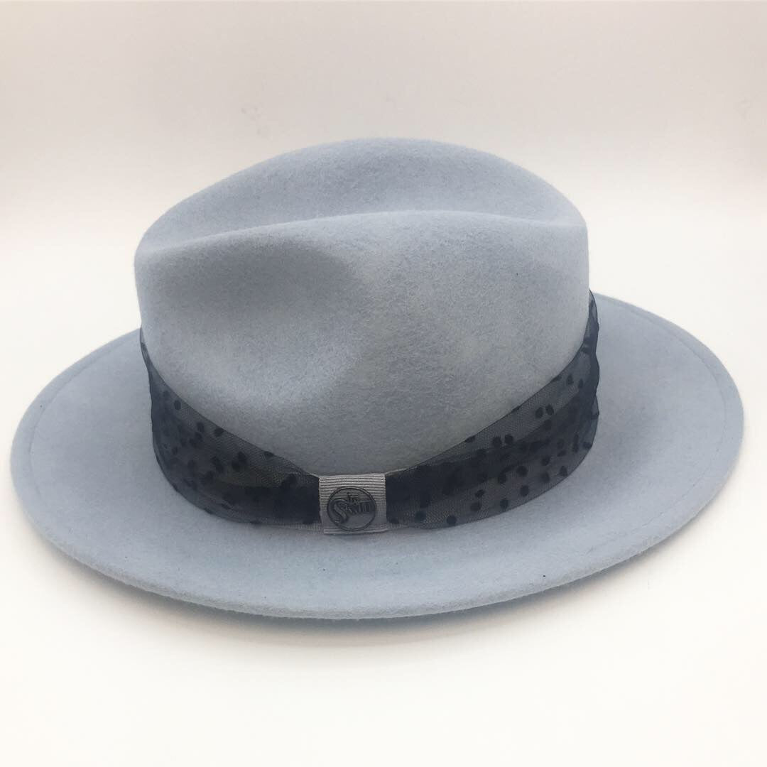chapeau Loïs chapeau laine customisé plumetis mariage tsniout juif mariage