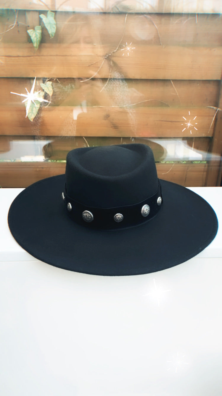 chapeau a large bords modele stella chapeau en laine avec boutons
