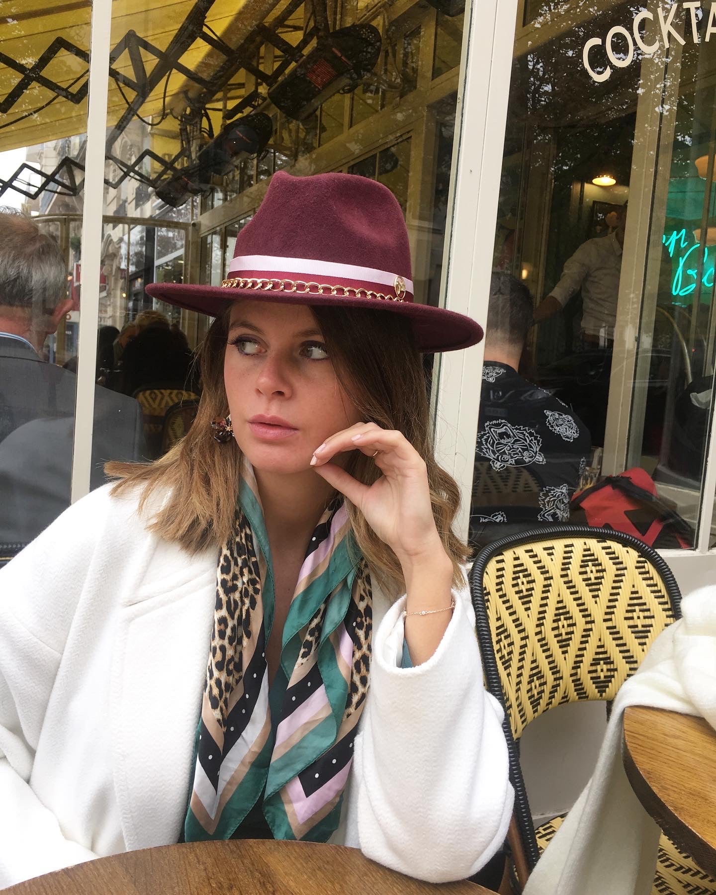 chapeau fedora modele Yoella bordeaux avec chaine bicolore accessoires chapeau laine mariage 