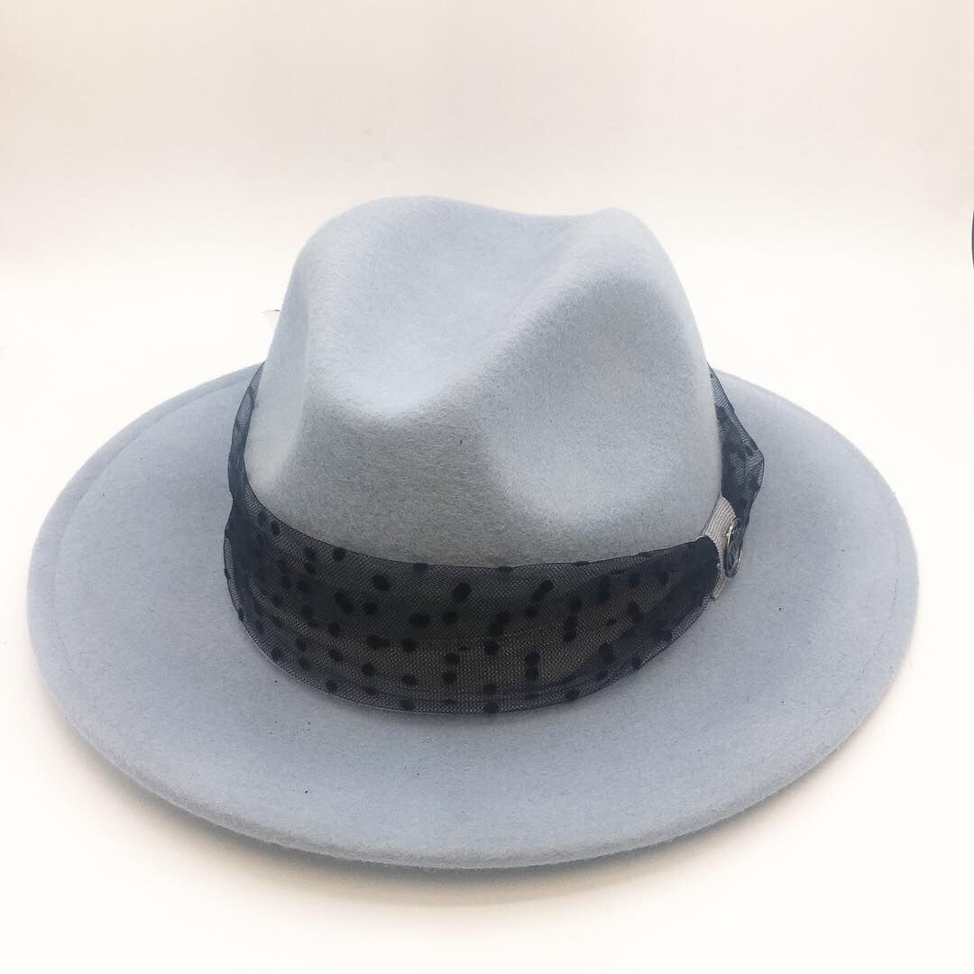 chapeau Loïs chapeau laine customisé plumetis mariage tsniout juif mariage