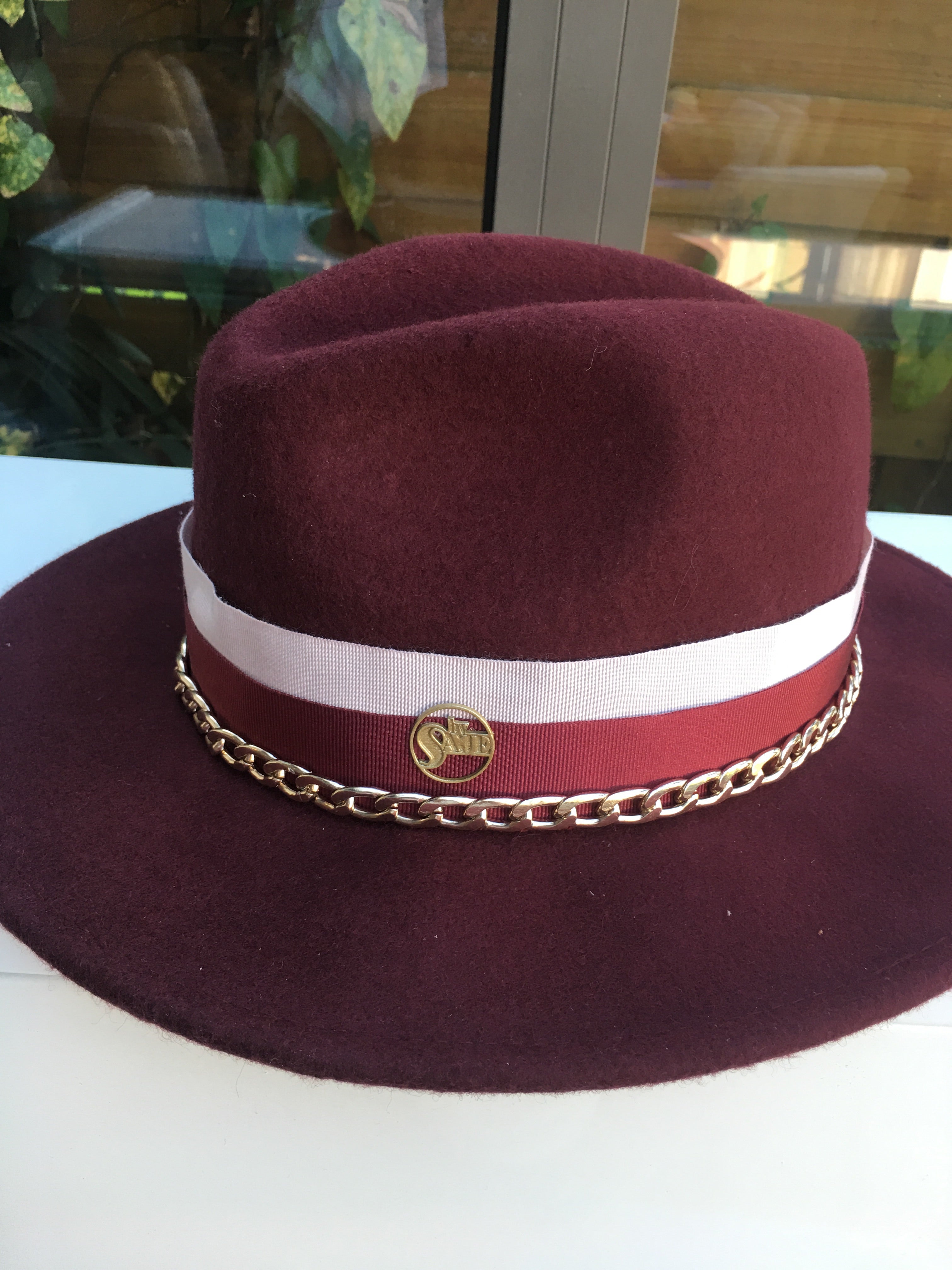 chapeau fedora modele Yoella bordeaux avec chaine bicolore accessoires chapeau laine mariage 